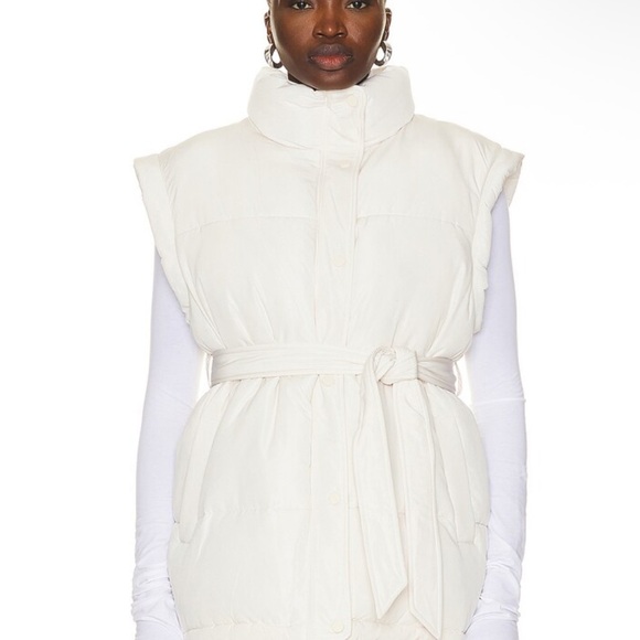 The Upside Jackets & Blazers - NWOT The Upside Chalet Oslo White Puffer Vest - S